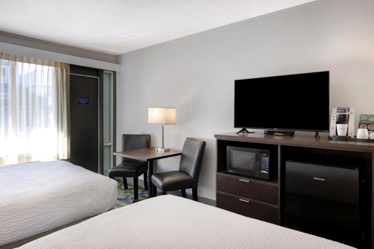 Days Inn By Wyndham Victoria Airport Sidney Buitenkant foto
