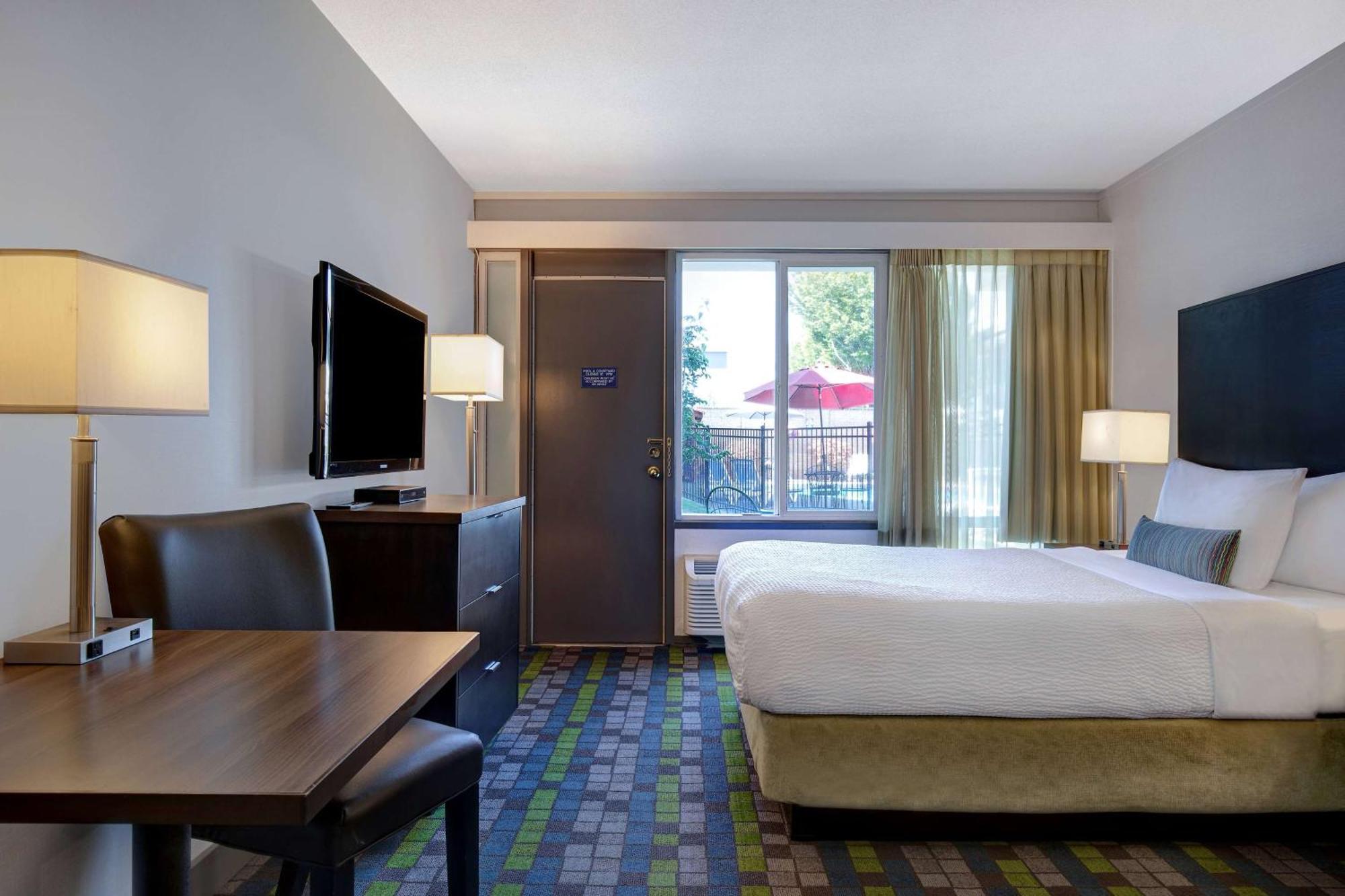 Days Inn By Wyndham Victoria Airport Sidney Buitenkant foto
